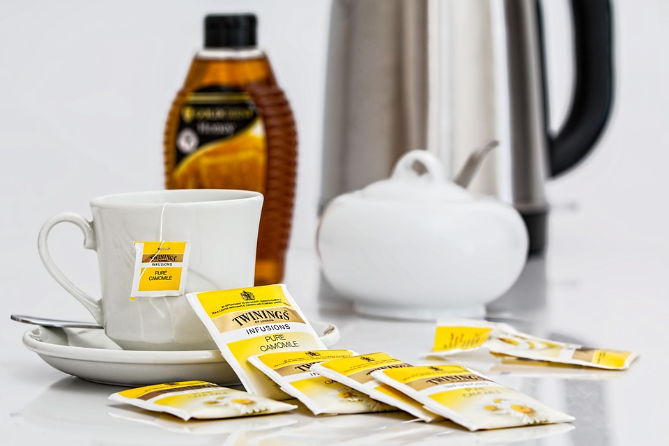 Set da tè e miele in una stanza d'hotel