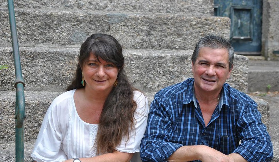 I proprietari Jose Maria e Ines seduti sulle scale del loro hotel, Casa Do Outeiro Tuias