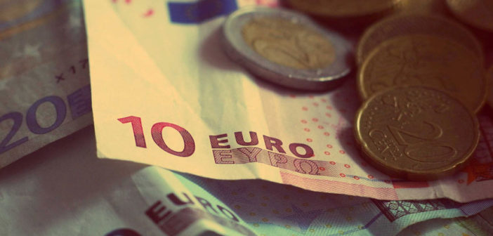 Foto con billetes y monedas de euro