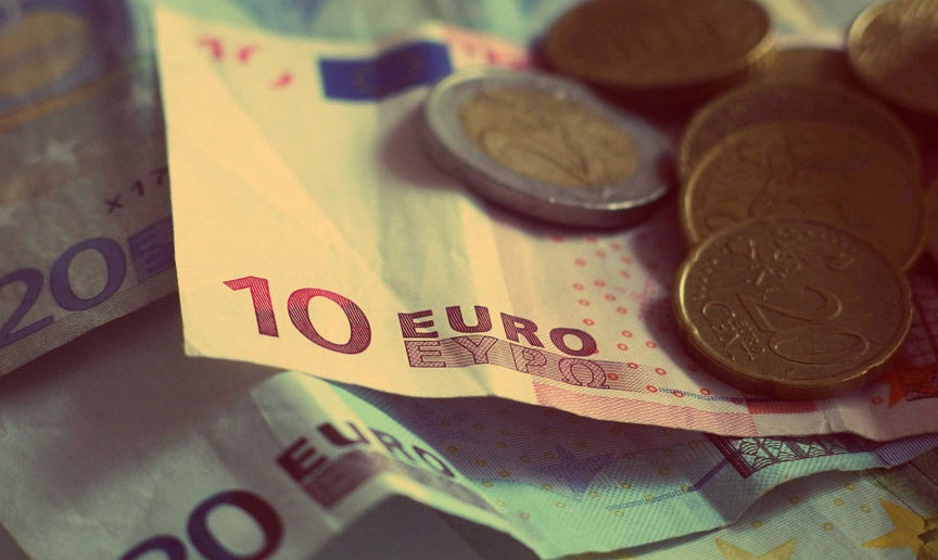 Foto con billetes y monedas de euro