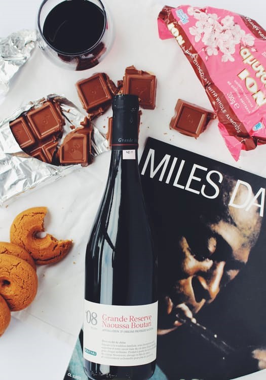 chocolate, vinho, biscoitos e uma revista para os hóspedes