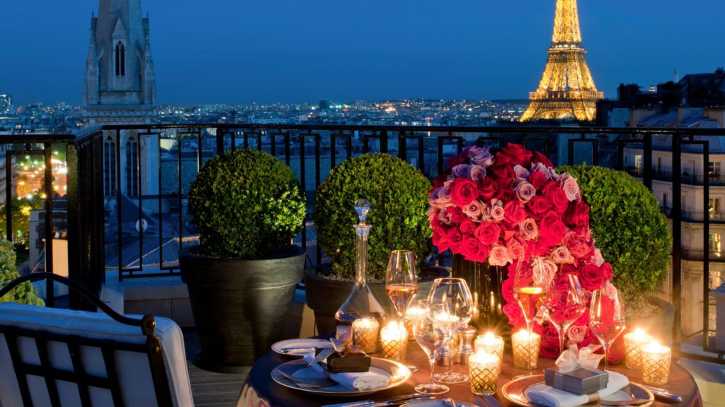 Un dîner aux chandelles dans un hôtel de luxe le Four Seasons George V