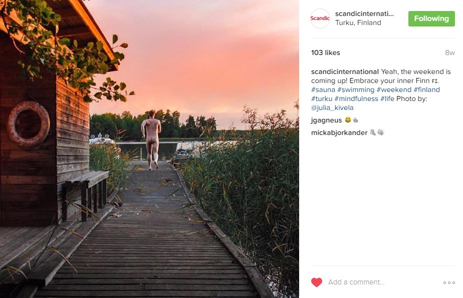 Klicken Sie hier für Instagram-Fotos von Scandic Hotels / Ein nackter Mann, mit dem Rücken zur Kamera gewandt, läuft vom Steg seiner Unterkunft in Richtung Wasser