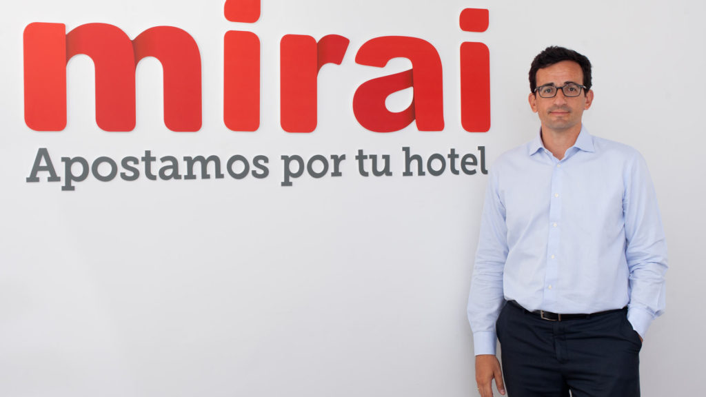 Le dirigeant de Mirai, Pablo Delgado, interviewé sur sa décision d'intégrer trivago Express Booking, posant devant le logo de son entreprise