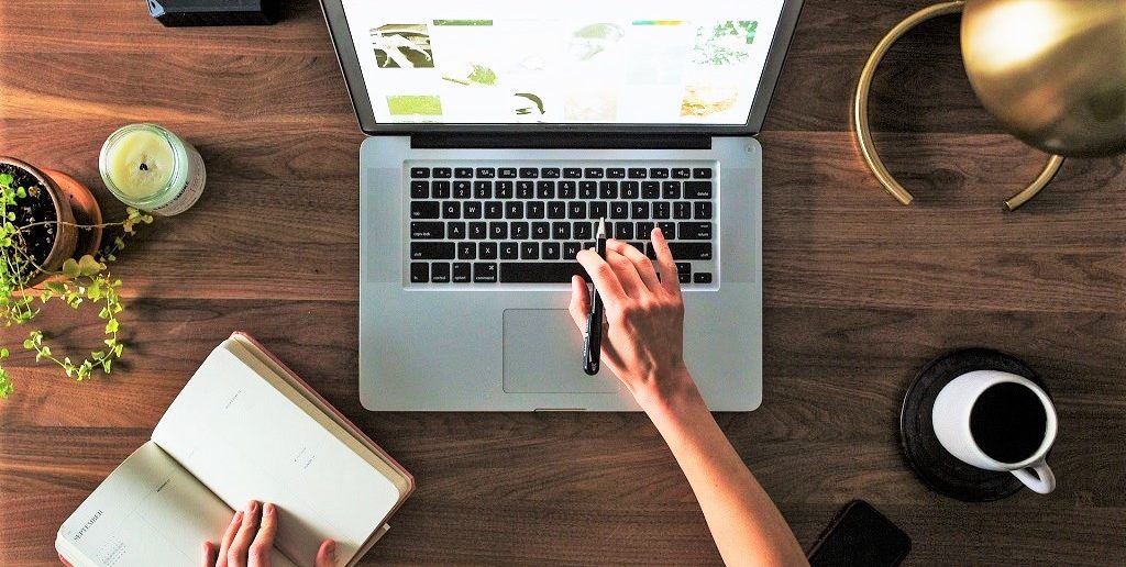 Laptop and agenda for online marketing tasks