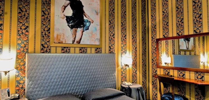 Camera da letto dell'Hotel Lirico di Roma