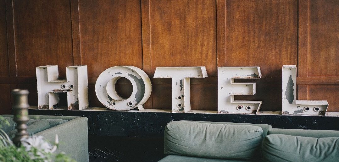 Letreiro decorativo com a palavra hotel